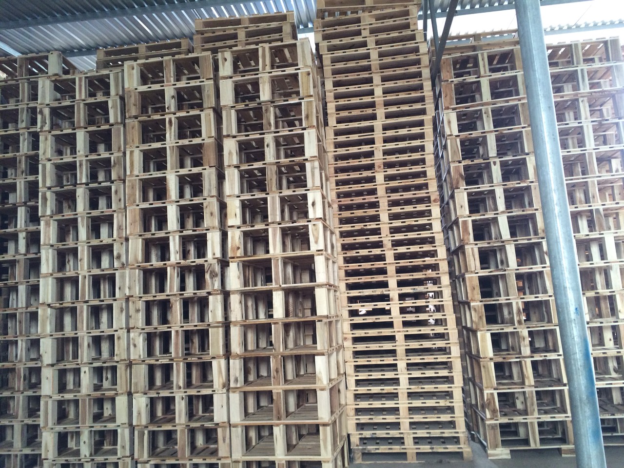 pallet gỗ dùng trưng bày sản phẩm trong siêu thị 02